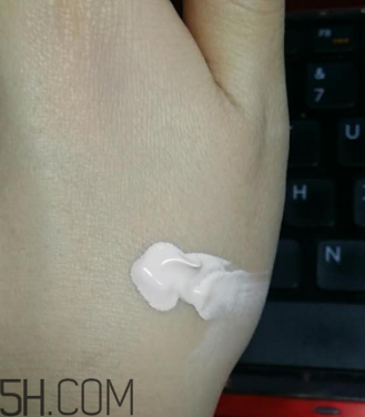 瓷肌礦物CC霜油不油？瓷肌礦物CC霜適合什么膚質(zhì)？