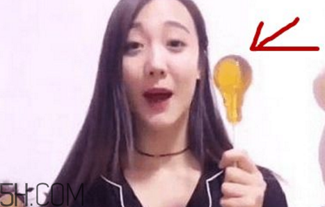 燈泡糖放進嘴巴為什么拿不出來？燈泡棒棒糖怎么拿出來？