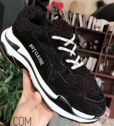 翻毛運動鞋怎么清洗？翻毛運動鞋能用水洗嗎？