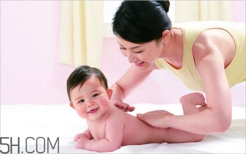撫觸的進(jìn)行手法是怎樣的？寶寶的小內(nèi)褲有哪些情況？