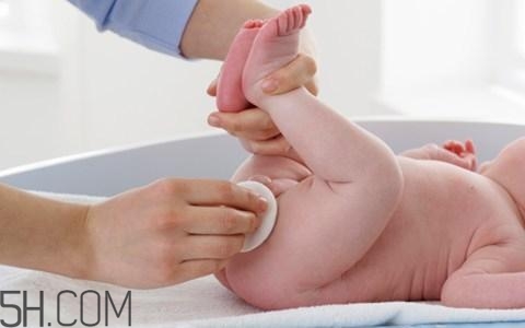新生兒眼屎又多又黃是怎么回事？新生兒何時能坐飛機(jī)？