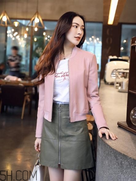粉色皮衣怎么搭配好看？甜美機車少女風(fēng)