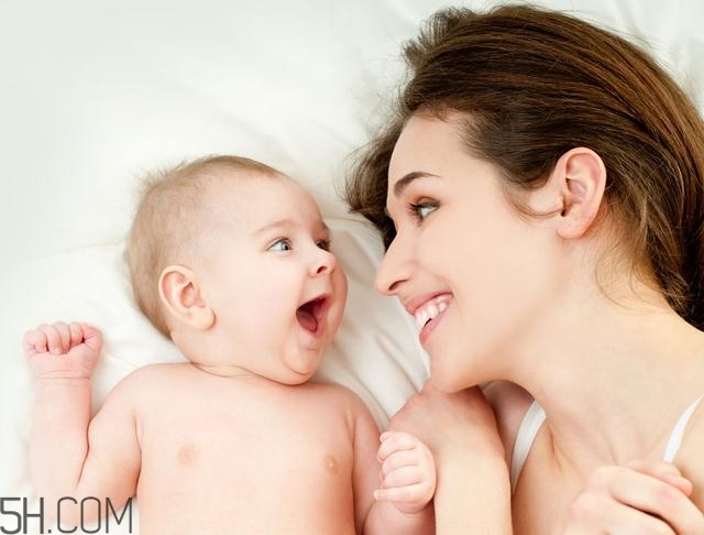寶寶腿紋不對稱是怎么回事？嬰幼兒的生長發(fā)育標準是怎樣的？