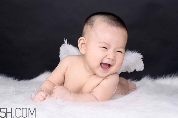 寶寶腿紋不對稱是怎么回事？嬰幼兒的生長發(fā)育標準是怎樣的？