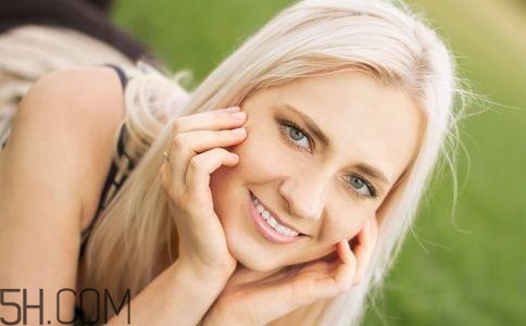 女性小便發(fā)黃是怎么回事？女性小便發(fā)黃有異味的原因有哪些？