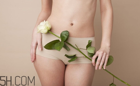 女性小便發(fā)黃是怎么回事？女性小便發(fā)黃有異味的原因有哪些？