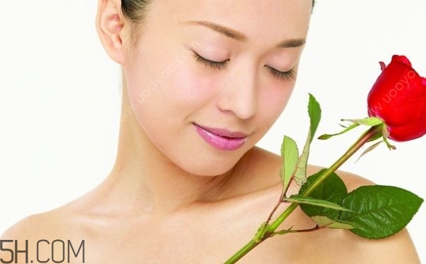 女性小便發(fā)黃是怎么回事？女性小便發(fā)黃有異味的原因有哪些？