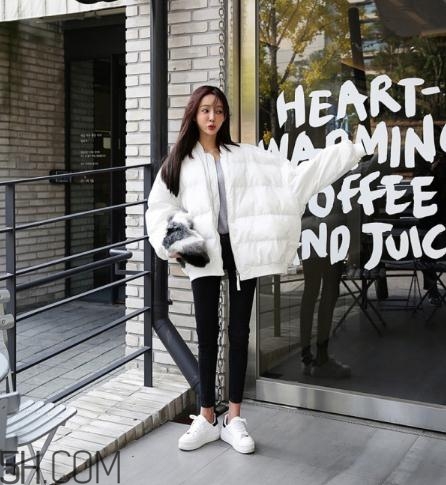 白色面包服怎么搭配？可愛與時尚并存的冬日穿搭