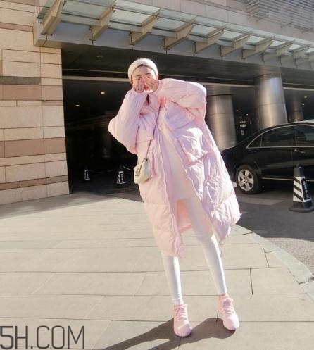 粉色面包服配什么褲子？少女心爆棚的經(jīng)典搭配