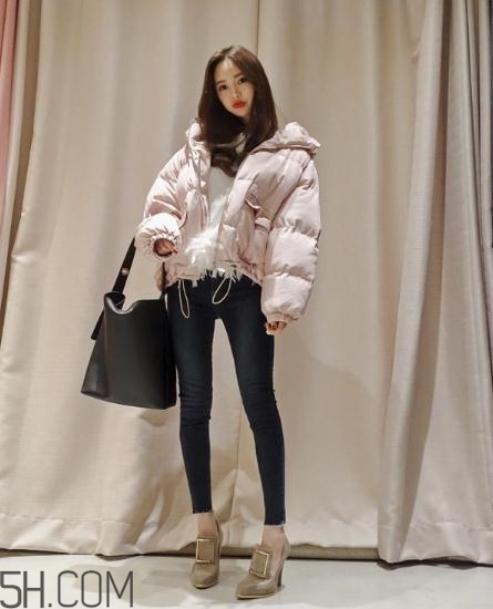 粉色面包服配什么褲子？少女心爆棚的經(jīng)典搭配