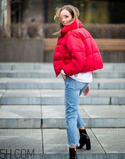 紅色面包服怎么搭配？給寒冷的冬天帶來(lái)一絲熱情