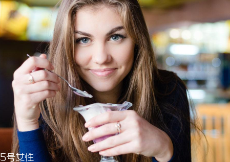 久坐不動上班族如何減肥？越努力工作的人越容易發(fā)胖