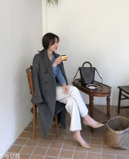 灰色大衣配什么顏色的毛衣？分分鐘穿出高級范兒