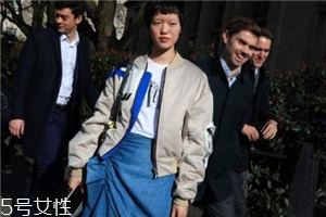 飛行員夾克里面穿什么？溫暖時(shí)尚兩不誤