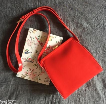 露露guinness什么檔次？這款紅唇包再不買就out了