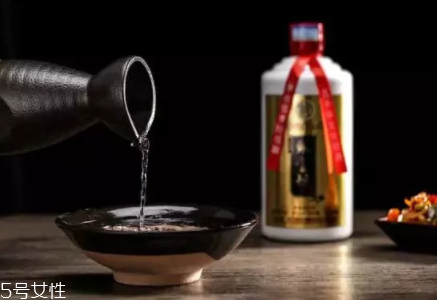 喝白酒有哪些好處？喝點白酒能激活腸胃