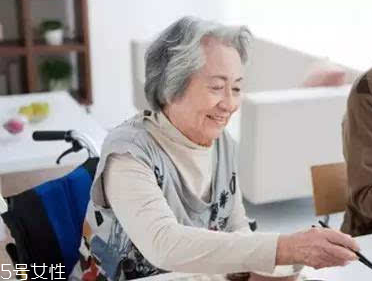 加齡臭怎么去除？老人氣治療應(yīng)內(nèi)外兼修
