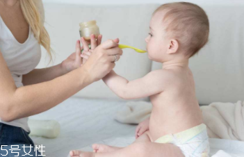 母乳寶寶如何判斷奶量？媽媽記得要多喝奶