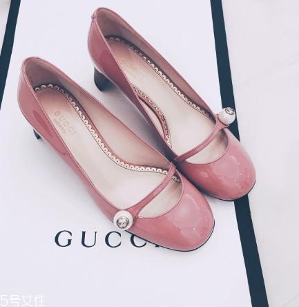 gucci鞋子一般多少錢？風(fēng)靡時(shí)尚界的潮流經(jīng)典