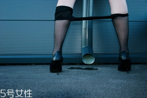女人憋尿有什么壞處？女性憋尿危害大