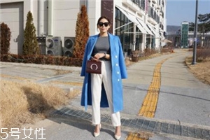 藍(lán)色大衣搭配什么包包？為你凹足造型感