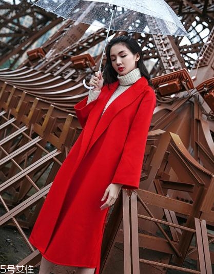 大紅色大衣配什么顏色毛衣？新年就要中國紅