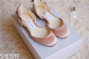jimmy choo是哪個(gè)國(guó)家的牌子？每個(gè)女人都應(yīng)該擁有的高跟鞋