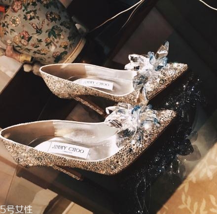 jimmy choo是哪個(gè)國(guó)家的牌子？每個(gè)女人都應(yīng)該擁有的高跟鞋
