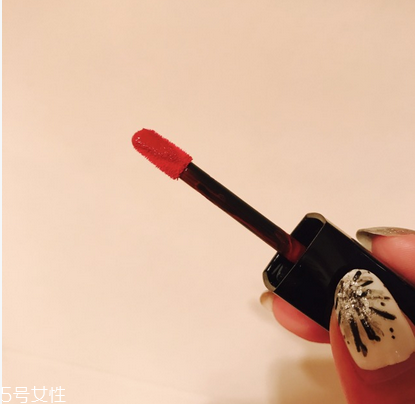 香奈兒炫亮魅力印記唇釉哪個(gè)色號(hào)好看？質(zhì)感超棒