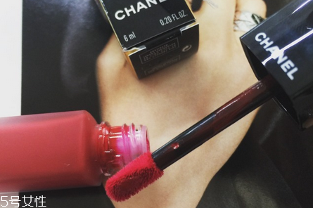 香奈兒炫亮魅力印記唇釉哪個(gè)色號(hào)好看？質(zhì)感超棒