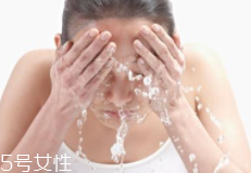 洗臉有白皮怎么回事？洗面奶太強勁
