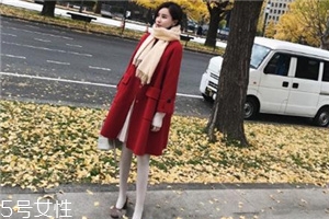 大紅色大衣配什么顏色圍巾好看？六種搭配溫暖冬季