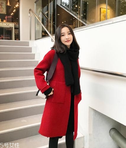 大紅色大衣配什么顏色圍巾好看？六種搭配溫暖冬季