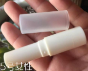 潤唇膏要怎么清潔？用前刮掉一層