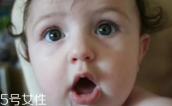 睡覺時流口水是什么?。恳磭乐爻潭?></p><h3>寶寶為什么會流口水</h3><p>1、吞咽功能不完善</p><p>新生兒時期，寶寶的唾液腺還不發(fā)達，分泌的唾液較少，因此寶寶嘴里沒有多余唾液流出。寶寶長到3、4個月大時，唾液腺逐漸發(fā)育成熟，唾液分泌量增加，但吞咽功能還尚不健全，閉唇與吞咽動作不協(xié)調，所以會經常常流口水。</p><p>2、牙齒萌出</p><p>當寶寶長到6、7個月時會開始長牙，牙齒萌出的時候會刺激到口腔內神經，此時寶寶唾液腺也已發(fā)育成熟，會大量分泌唾液，流口水的現(xiàn)象就會更明顯。</p><p>3、食用含淀粉食物</p><p>寶寶在添加輔食后，輔食中的淀粉也會刺激唾液分泌（唾液里主要是淀粉酶），使口水明顯增多。</p><p>4、刺激口腔</p><p>還有很多寶寶喜歡吮吸手指，手指刺激口腔，也會增加唾液腺的分泌，再加上寶寶的口腔很小、又很淺，吞咽功能也不完善，還不會咽口水，口水就會漸漸“泛濫”。</p><p>這些都屬于生理性的流口水。一般來說，生理性的流口水會隨著寶寶的生長發(fā)育會自然消失，只要做好護理工作，無需過于擔心。</p><p style=
