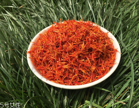 紅花泡腳一次放多少？從小劑量開(kāi)始