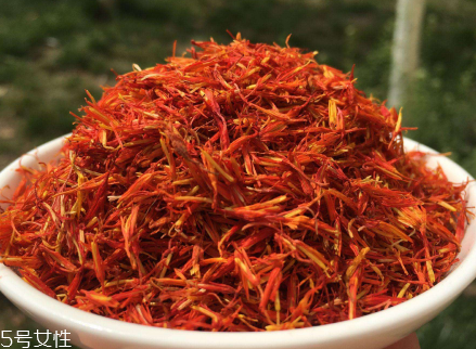 紅花泡腳一次放多少？從小劑量開(kāi)始