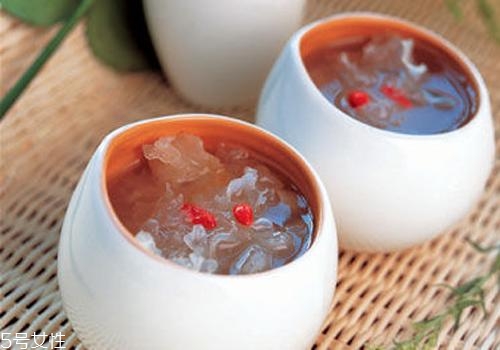 銀耳蓮子湯什么時候喝最好？時間上有講究