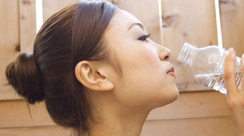 哪些病癥不能多喝熱水？這三類人絕對不能喝熱水