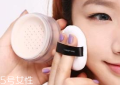 散粉取粉用什么好？粉撲和化妝刷要配合使用