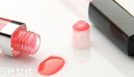 涂唇釉為什么不能抿嘴？沒干之前抿嘴會殘妝