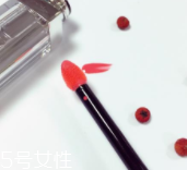 涂唇釉為什么不能抿嘴？沒干之前抿嘴會殘妝