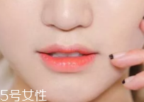 唇釉如何打造咬唇妝？掌握這個步驟就可以