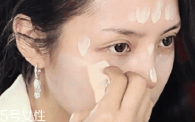 妝前乳主要成分是什么？是硅靈讓臉滑滑的