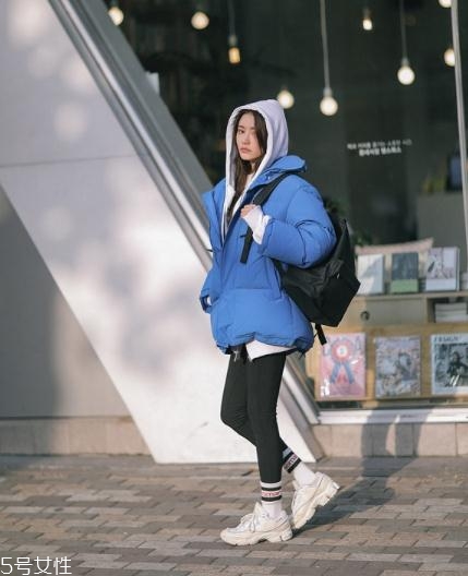 藍色羽絨服怎么搭配？打破冬日的沉悶感