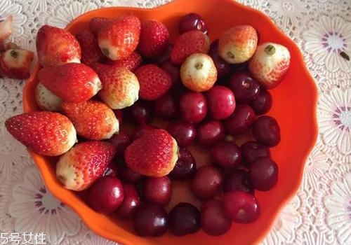 草莓和蘋(píng)果可以一起吃嗎？并沒(méi)與什么沖突