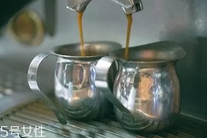 喝咖啡能預(yù)防哪些疾?。靠Х鹊囊嫣幷娴暮芏?></p><h3>心血管疾病</h3><p>這里有一些研究得出了一個反常識的結(jié)論：升血壓的物質(zhì)可以降低冠心病，心力衰竭和的風(fēng)險。近年有三項Meta分析可以支持這個結(jié)論。International Journal ofCardiology上的一篇Meta分析結(jié)論指出，喝咖啡不會增加冠心病的長期風(fēng)險，習(xí)慣飲用適量咖啡的女性冠心病風(fēng)險更低。</p><p>第二項2012年的Meta分析結(jié)果顯示，心臟衰竭事件發(fā)生風(fēng)險跟隨咖啡攝入呈J型關(guān)系，拐點(diǎn)就在一天4-5杯。</p><p>還有一項Meta分析的結(jié)論指出咖啡不會導(dǎo)致房顫，而且習(xí)慣喝咖啡的人發(fā)生房顫的可能性更低。另一項研究發(fā)現(xiàn)咖啡因與早產(chǎn)性心房或心室收縮無關(guān)。</p><p>出現(xiàn)這些結(jié)果可能是咖啡的有益特性抵消了它的負(fù)面影響?？Х榷箍梢詼p少低密度脂蛋白膽固醇和炎癥標(biāo)記物的氧化。</p><h3>腦血管疾病與中風(fēng)</h3><p>咖啡對于血管的益處同樣表現(xiàn)在大腦上。研究發(fā)現(xiàn)，每天喝1-6杯咖啡可以將卒中風(fēng)險降低17％。一項對瑞典女性的研究更是得出了卒中風(fēng)險降低22％-25％的神奇結(jié)果。</p><p>對于那些沒有腦血管病變的人來說，每天喝1-3杯咖啡有保護(hù)作用，可以防止缺血性卒中的發(fā)生。日本的一項研究也表明，喝13年咖啡能降低20%的卒中風(fēng)險。</p><h3>糖尿病</h3><p>咖啡可以在防止高血糖，異常脂質(zhì)水平和體脂增加方面起到重要作用。許多研究將喝咖啡（不加糖）與改善的葡萄糖代謝，胰島素分泌和顯著降低的糖尿病風(fēng)險聯(lián)系起來。</p><p>一項研究認(rèn)為，每天喝1-2杯咖啡與糖尿病的逆相關(guān)性可能與其抗炎性質(zhì)有關(guān)。在炎癥因子中，SAA被發(fā)現(xiàn)是介導(dǎo)這種咖啡—糖尿病逆關(guān)聯(lián)主要因子，其他如CRP，IL-6和TAC的影響還不明確。指南建議將咖啡推薦給II型糖尿病患者作為輔助治療手段，代替卡路里和糖飲料。也有科學(xué)家認(rèn)為，咖啡中綠原酸的抗氧化機(jī)制，也可以降低葡萄糖吸收。</p><h3>癌癥</h3><p>多項研究結(jié)果都顯示，喝咖啡能減少多種癌癥的風(fēng)險。Cancer Epidemiology發(fā)表了一篇咖啡降低子宮內(nèi)膜癌風(fēng)險的文章。每天喝至少4杯咖啡與子宮內(nèi)膜癌的風(fēng)險降低相關(guān)，風(fēng)險從每10萬名婦女56例降低至每10萬名婦女35例。</p><p>前列腺癌也是，Journal ofthe National Cancer Institute的研究認(rèn)為，不喝咖啡的人每年每10萬人中，有529例前列腺癌患者；而每天喝6杯咖啡的人群中，每年每10萬人里只有425例前列腺癌患者。</p><p>之前的研究還表明，咖啡能降低乳腺癌（每天5杯以上）; 基底細(xì)胞癌（每天3杯以上）和黑色素瘤的風(fēng)險。之所以有這些好處歸因于咖啡的抗氧化和抗誘變性能。最近，研究發(fā)現(xiàn)，每天喝超過2.5杯的咖啡能讓結(jié)腸直腸癌發(fā)病率顯著降低。</p><h3>抑郁</h3><p>研究表明，咖啡消費(fèi)可以促進(jìn)精神健康，防止抑郁。在一項研究中，每天喝2-3杯咖啡的人比每周喝咖啡少于1杯的人抑郁癥風(fēng)險降低了15％，每天喝4杯的人抑郁風(fēng)險降低了20％。</p><p>對于短期心情的影響可能是因為咖啡改變了5-羥色胺和多巴胺活性。長期的影響可能與咖啡的抗氧化性和抗炎性質(zhì)有關(guān)。</p><h3>神經(jīng)退行性疾病</h3><p>除了心理上的改善外，咖啡對于長期認(rèn)知也有影響。一項研究報告說，輕度認(rèn)知功能障礙患者每天飲用3至5杯咖啡可以避免疾病進(jìn)展。其他研究發(fā)現(xiàn)咖啡因和記憶鞏固之間以及咖啡與預(yù)防路易體形成之間存在相關(guān)性。</p><p>對小鼠的研究表明，咖啡因可以抑制淀粉樣蛋白β生成，也會促進(jìn)粒細(xì)胞集落刺激因子、白細(xì)胞介素-10和白細(xì)胞介素-6水平升高。咖啡因被認(rèn)為對帕金森病患者有神經(jīng)保護(hù)作用。</p><h3>肝病</h3><p>咖啡可以保護(hù)肝臟，減緩酒精性肝硬化和丙型肝炎的進(jìn)展，降低肝細(xì)胞癌的風(fēng)險。同時還能降低非酒精性脂肪性肝?。∟AFLD）的風(fēng)險，可以防止已經(jīng)患有NAFLD的患者肝纖維化。在具有酒精性肝炎遺傳傾向的人群中，不定期喝咖啡的人更有可能發(fā)展為這種疾病。</p><p>咖啡的益處還不止這些，各項研究表明，咖啡攝入量也可能緩解干眼綜合征，降低痛風(fēng)的風(fēng)險。甚至可能防止耐甲氧西林金黃色葡萄球菌（MRSA）。盡管作用機(jī)制仍不清楚，研究中喝咖啡（和茶）的人感染鼻腔MRSA可能性只有常人的一半。</p><p>當(dāng)然，喝咖啡也會帶來風(fēng)險。除了提高血壓外，咖啡還會加劇焦慮，失眠和顫抖，并可能引起青光眼的風(fēng)險升高。也有青少年在死前連飲6杯咖啡的案例，過量的咖啡因會引起副作用，包括發(fā)抖、心跳加速、惡心、焦慮、尿頻等。</p> </div>
<div align=