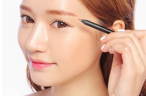怎樣減少畫(huà)眼線的傷害？新手畫(huà)眼線的技巧圖解