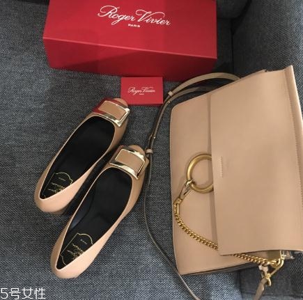 roger vivier鞋子磨腳嗎？時(shí)尚界人手一雙的方扣鞋