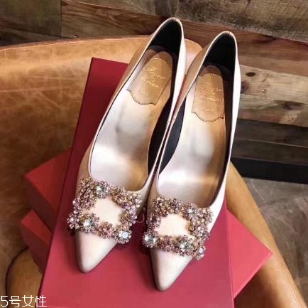 roger vivier鞋子磨腳嗎？時(shí)尚界人手一雙的方扣鞋